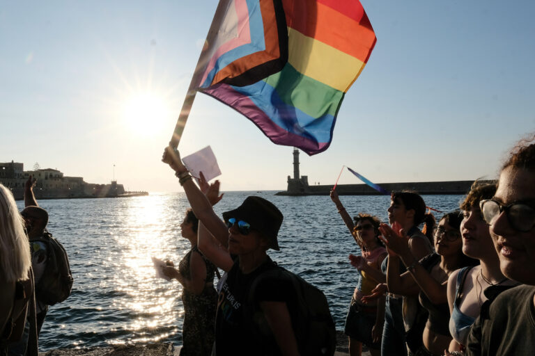 “Είμαστε υπερήφανα η ντροπή του έθνους”: Χιλιάδες συμμετείχαν στο 1ο Pride στα Χανιά | Πλούσιο φωτορεπορτάζ