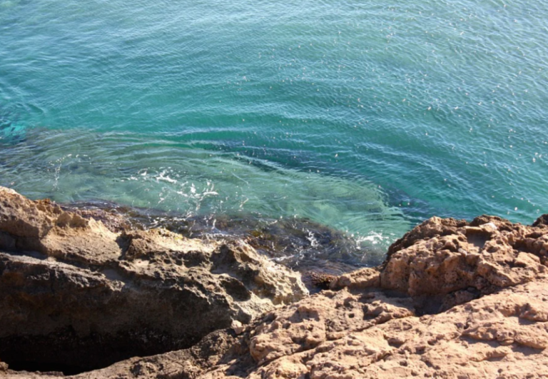 Ηράκλειο: Έπεσε στα βράχια από ύψος 10 μέτρων!