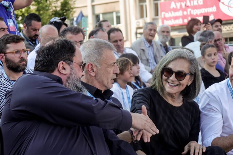 ΜέΡΑ25: Βαρουφάκης, Γρηγοριάδης, Αλεξάκη ζήτησαν διαγραφή της Σακοράφα λόγω και μιας φωτογραφίας και η Σακοράφα ανακοίνωσε ότι απαξιεί και αποχωρεί