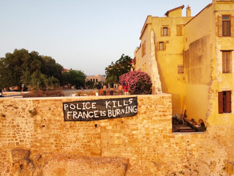 Χανιά: Πανό αλληλεγγύης στην εξέγερση μετά την αστυνομική δολοφονία του Nahel M στην Γαλλία