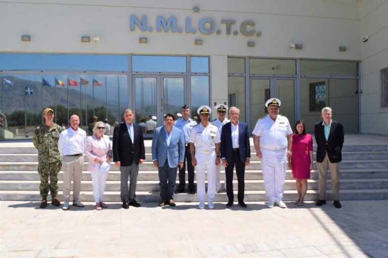 Ο Αμερικάνος πρέσβης και 6 μέλη του Αμερικάνικου Κογκρέσου στη Βάση της Σούδας – Ενημερώθηκαν από την Ντόρα Μπακογιάννη