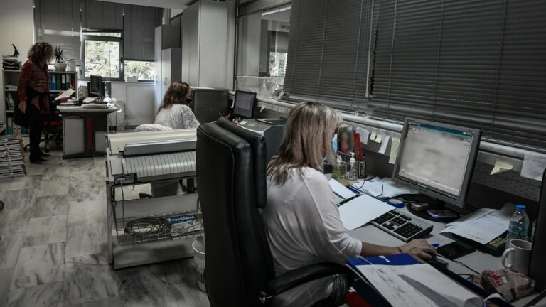 Οικονομικό νομοσχέδιο: Αυτές είναι οι αυξήσεις σε μισθούς και επιδόματα στο δημόσιο – Αναλυτικά παραδείγματα