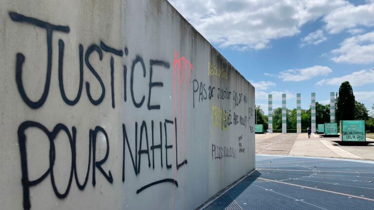 Αποκλιμακώνεται η ένταση στη Γαλλία – Έρανος-ντροπή υπέρ του αστυνομικού «που έκανε τη δουλειά του»