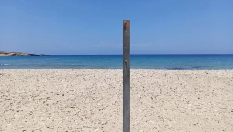 Γαύδος: Eξαφάνισαν τις ταμπέλες που απαγόρευαν τον γυμνισμό – “Θα αντικατασταθούν άμεσα!”, λέει ο Δήμος