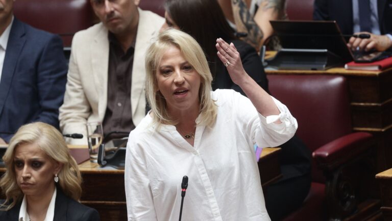 Βόμβα από Δούρου υπέρ Πολάκη: Ο Φάμελλος δεν εκλέχτηκε πρόεδρος για να διαλύσει τον ΣΥΡΙΖΑ, όποιος θέλει να πάει στον Τσίπρα να παραδώσει την έδρα