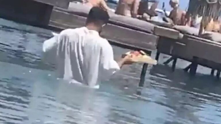 Ρόδος: Το beach bar με τον σερβιτόρο «κολυμβητή» αποσύρει τις πλωτές ξαπλώστρες