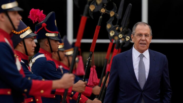 Λαβρόφ: Ο πόλεμος στην Ουκρανία θα σταματήσει όταν τα παρατήσει η Δύση