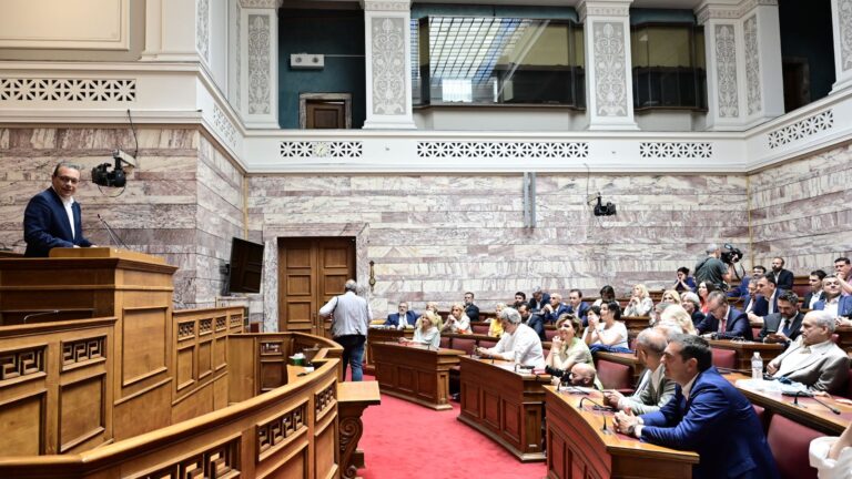 Έβαλαν τους “Σπαρτιάτες” πίσω από τον ΣΥΡΙΖΑ στο Κοινοβούλιο – Τι είπε ο Αλέξης Τσίπρας