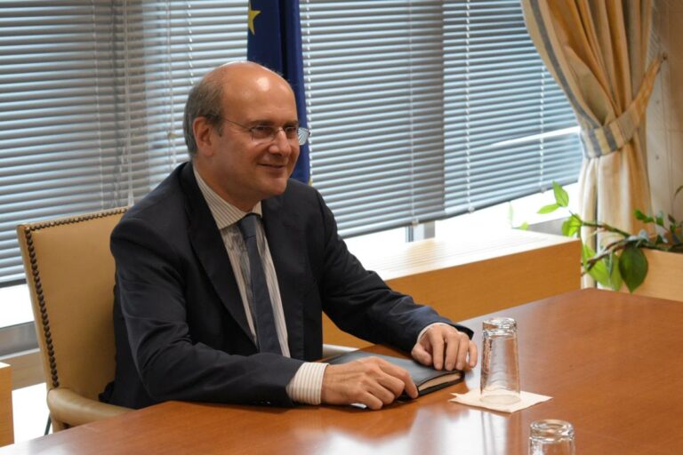 Χατζηδάκης: Έρχεται μπόνους σε ένστολους και πανεπιστημιακούς