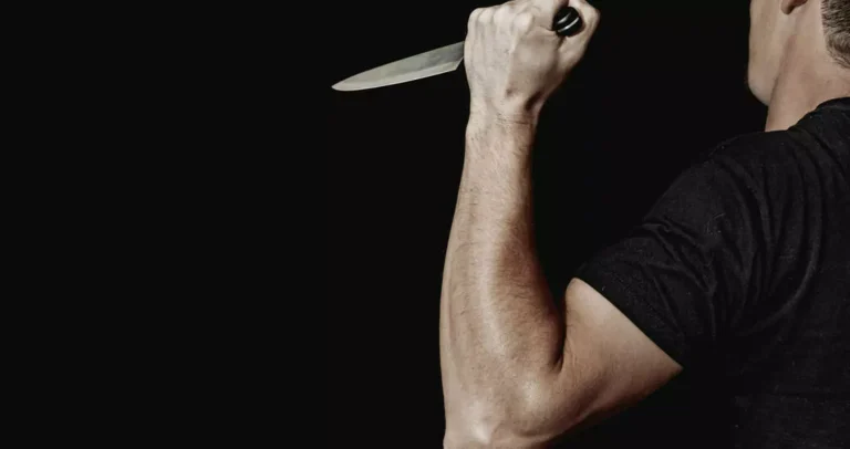 Ηράκλειο: Φώναζε, έτρεχε γυμνός στο δρόμο κρατώντας μαχαίρι, πέταξε και μια καρότσα φρούτα