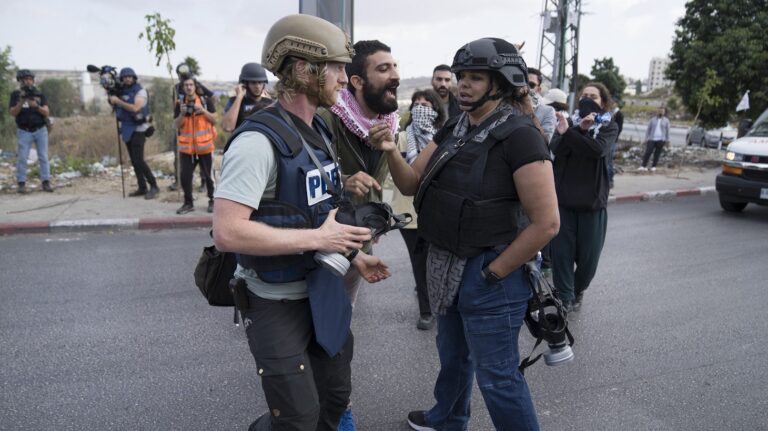 Nasser Abu Bakr: Οι δημοσιογράφοι στην Παλαιστίνη βγάζουν την ένδειξη press από τα αυτοκίνητά τους
