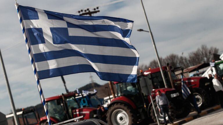 «Δεν θα πληρώσουμε εμείς το δικό τους φαγοπότι» – Οι αγρότες βγάζουν τα τρακτέρ στους δρόμους