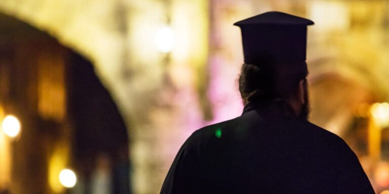 Η εκκωφαντική σιωπή των άμβωνων: Γιατί τέτοια σιωπή από τους ιερείς της Κρήτης για τον πόλεμο στο Ιράν;