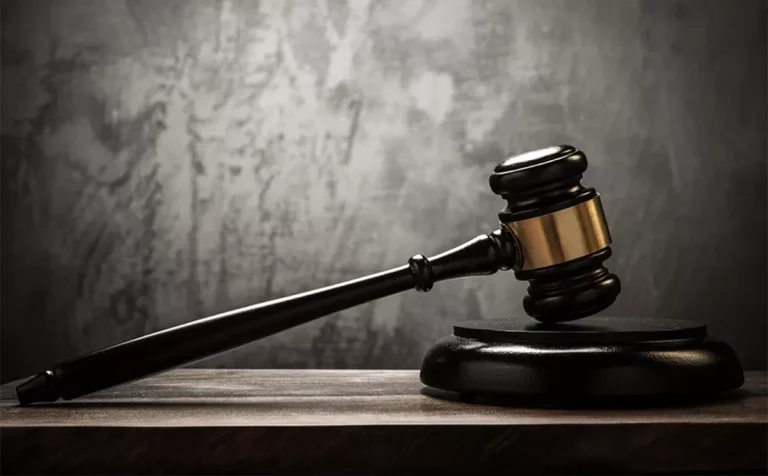 Κάθειρξη 13 ετών και 7 μηνών στον 79χρονο Γιάννη Ξυδάκη για την ένοπλη επίθεση στα Μαλάδες – Αθώα η σύζυγός του