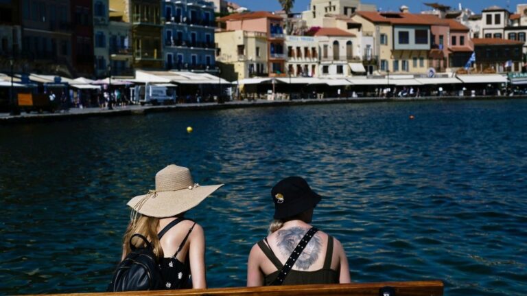 Ρεκόρ αφίξεων αλλά μείωση στα έσοδα: Ο ελληνικός τουρισμός σε κρίσιμο σταυροδρόμι