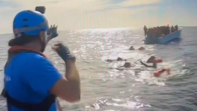 Στον εντοπισμό και την περισυλλογή 41 μεταναστών νότια των Καλών Λιμένων Ηρακλείου προχώρησε η Frontex – Τρεις Σουδανοί συνελήφθησαν ως διακινητές