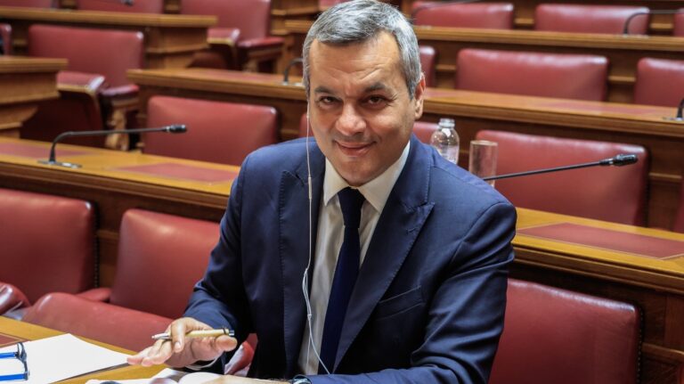 Ο Χάρης Μαμουλάκης για τους μικρούς οικισμούς: «Σχέδιο συγκέντρωσης της γης και του πλούτου στα χέρια λίγων»