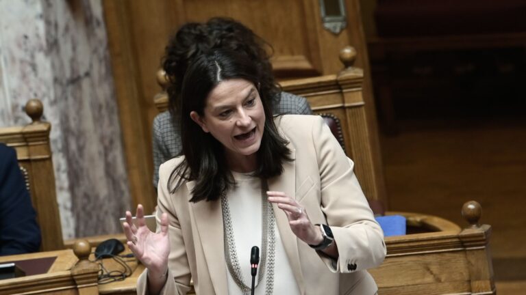 Κεραμέως: 1,3 εκατ. ευρώ η υπουργός που ζητά από τους εργαζόμενους 13ώρο