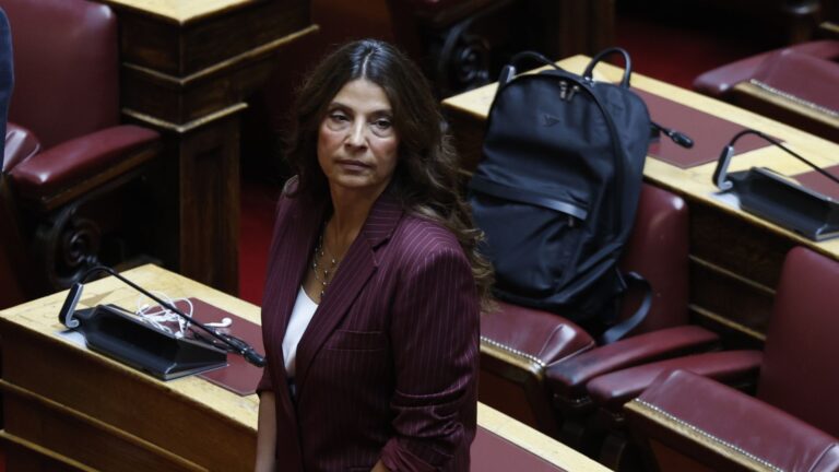 Φεύγει… με φόρα: Ανεξαρτητοποιήθηκε από τον ΣΥΡΙΖΑ (και) η Πόπη Τσαπανίδου – Αν παρέδιδε την έδρα της θα κατέληγε στον Στέφανο Κασσελάκη