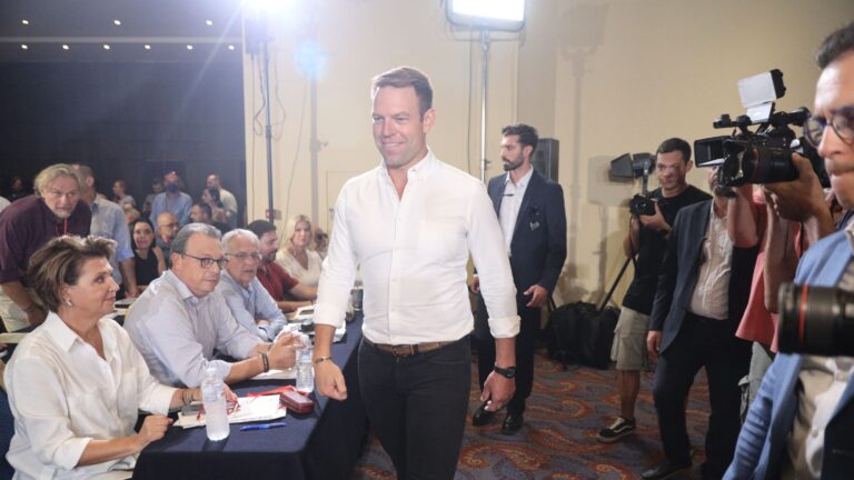 Κίνημα Δημοκρατίας – O Κασσελάκης διέγραψε τον Οικονόμου λόγω του άρθρου του στο Tvxs