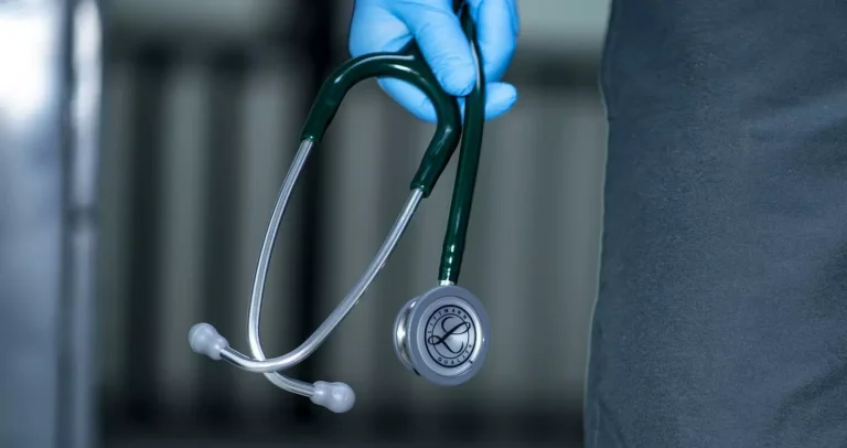 Ιατρική ερημοποίηση: 5.400 γιατροί έφυγαν από τη χώρα τα τελευταία πέντε χρόνια