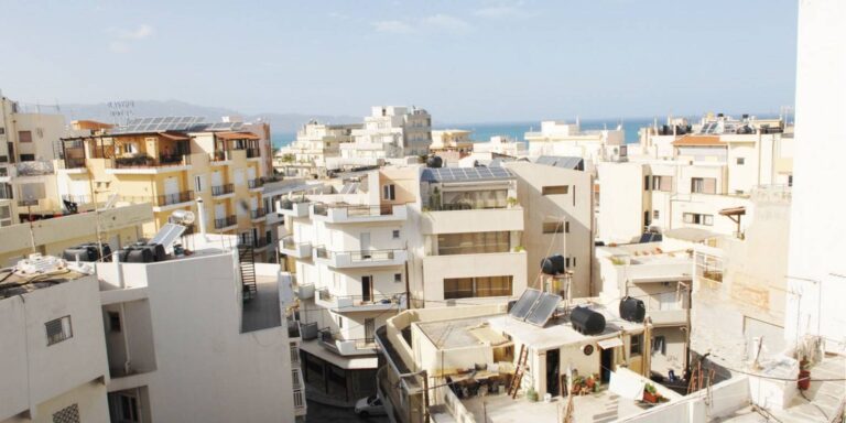 Εκατοντάδες χιλιάδες κλειστά σπίτια: Ιδιοκτήτες εξηγούν γιατί δεν τα ανοίγουν