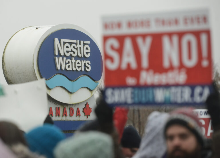 Παγκόσμια Ημέρα Νερού: Όταν η Coca-Cola, η Nestle και η Monsanto επενδύουν στην ιδιωτικοποίηση του νερού, η Δημοκρατία είναι το εμπόδιο