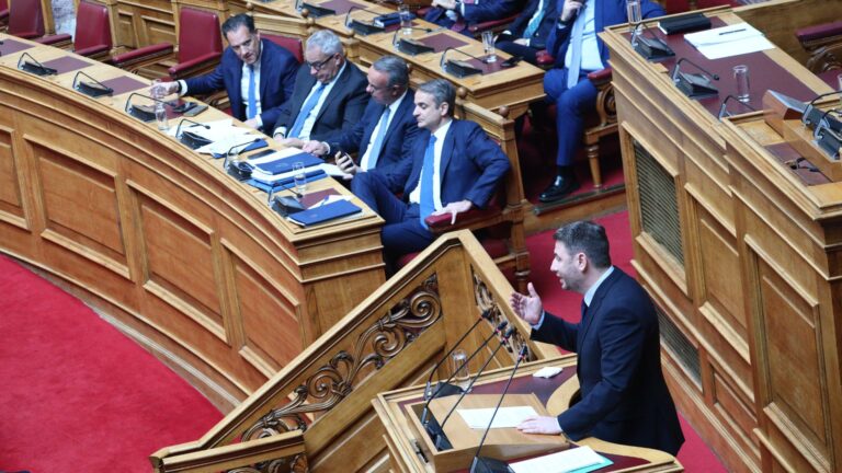 Ανδρουλάκης κατά Μητσοτάκη: Μας οδηγείτε στο απόλυτο σκοτάδι της διαφθοράς και της ατιμωρησίας