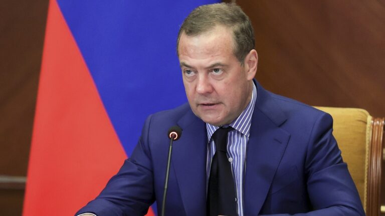 Τα Στενά του Ορμούζ είναι «τα πυρηνικά όπλα του Ιράν», λέει ο Μεντβέντεφ