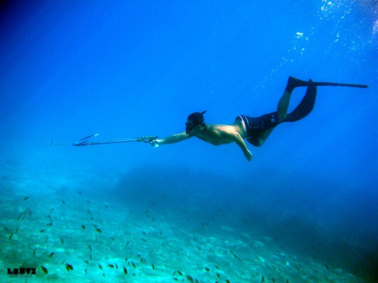 Συναγερμός στη Βουλολίμνη Χρυσοσκαλίτισσας: Αγωνία για τον εντοπισμό 50χρονου ψαροντουφεκά