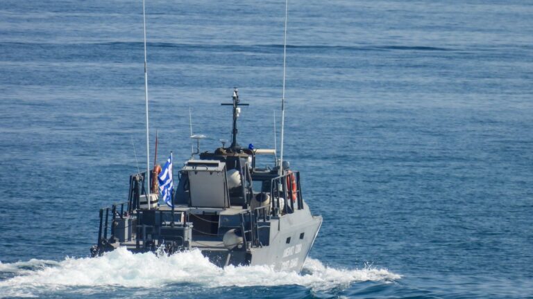 Θρίλερ στην Ελαφόνησο: Επιχείρηση διάσωσης τεσσάρων επιβαινόντων μετά από προσάραξη θαλαμηγού