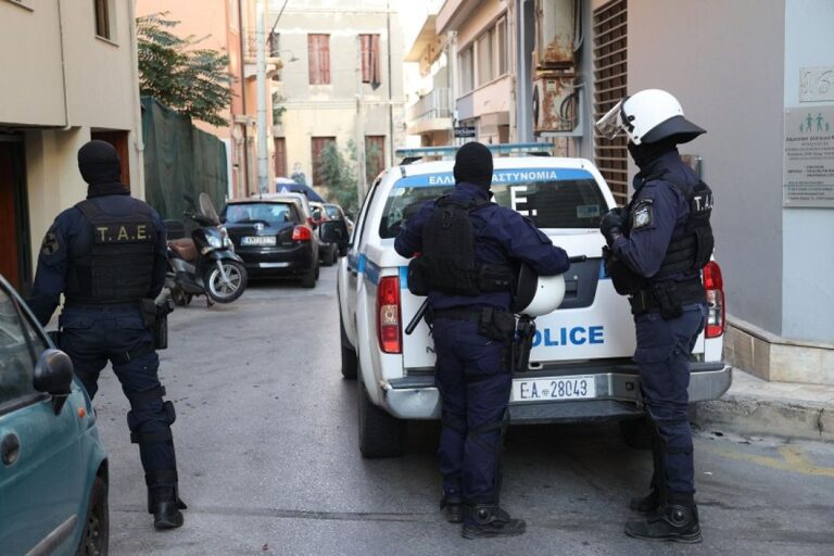 Επτά διαρρήξεις σε δύο μήνες στα Χανιά: Συνελήφθη 34χρονη αλλοδαπή με λεία μοτοσικλέτα, κινητά και μετρητά