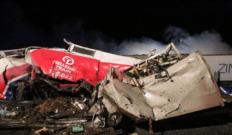 Τέμπη: Ο Μπακαΐμης «αποσύρει» το πόρισμα Καρώνη – Έκθετη η κυβέρνηση που επικαλέστηκε τον καθηγητή του ΕΜΠ