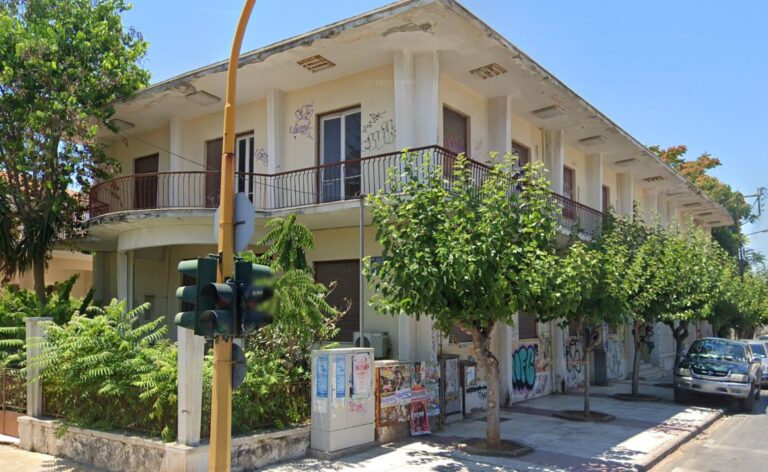 Ο δήμαρχος της πόλης ενάντια στην αρχιτεκτονική κληρονομιά της