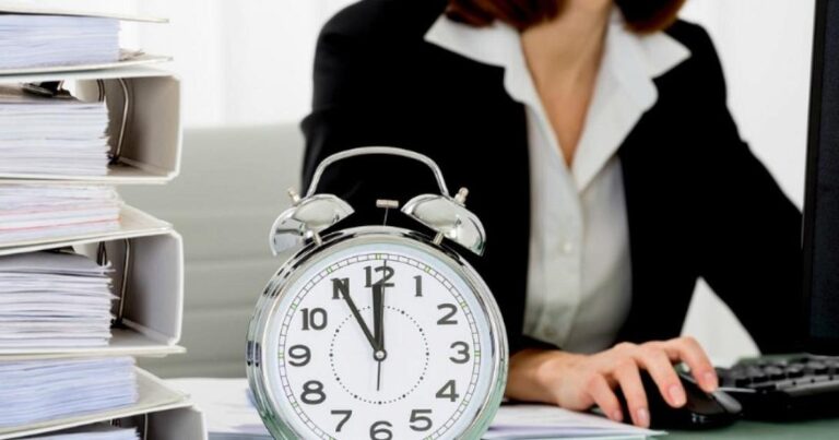 Αλλαγή ώρας 2025: Πότε και… γιατί γυρίζουμε τα ρολόγια μια ώρα πίσω;