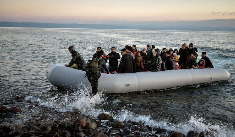 Αντί για τη Χώρα Σφακίων θα αποβιβαστούν στο Λαύριο οι 520 μετανάστες