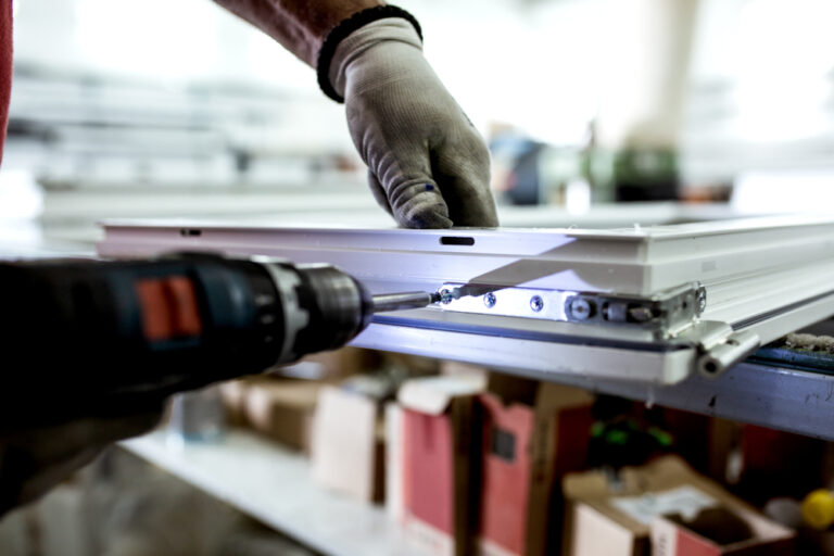 Η τεχνητή νοημοσύνη θέτει υπό αμφισβήτηση την πανεπιστημιακή εμπειρία: Μήπως ήρθε η ώρα της τεχνικής κατάρτισης;