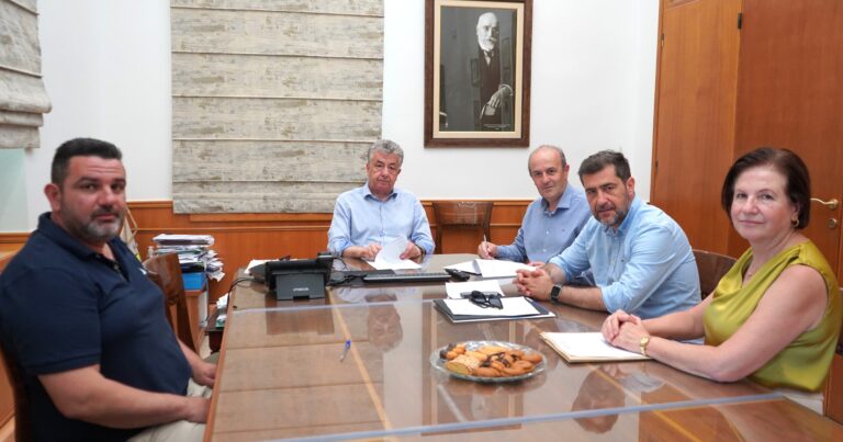 Σύμβαση Περιφέρειας Κρήτης και Δήμου Ιεράπετρας για τον καθαρισμό της Παχειάς Άμμου