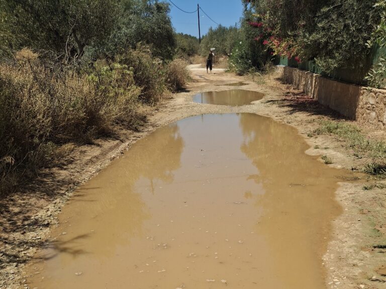 Διαρροή νερού στην Πλάκα Αποκορώνου