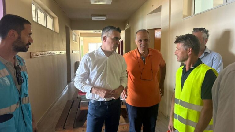 Kρήτη: Αυτοψία του υπουργού Υποδομών σε σχολεία που επισκευάζονται στα Χανιά