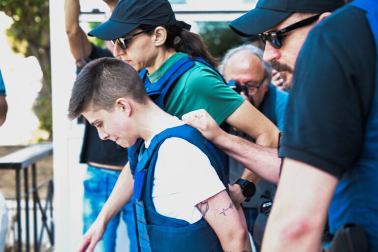 Αμαλιάδα: Υπό δρακόντεια μέτρα η απολογία της Μουρτζούκου στην Πάτρα – «Φόνισσα» φώναζε το πλήθος