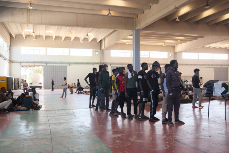 Όποιος εισέρχεται παράνομα στη χώρα θα έχει δύο επιλογές: Η φυλακή ή επιστροφή