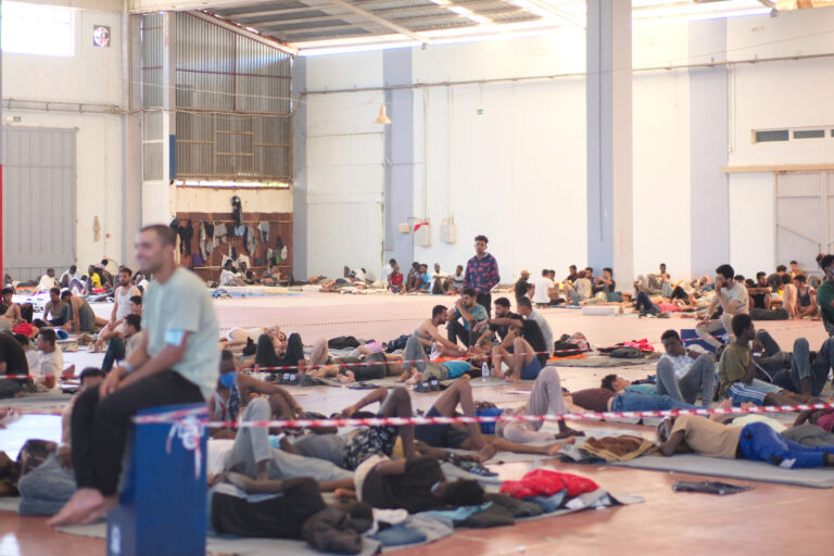 Το τέχνασμα της πόλωσης: Γιατί το σύστημα «επιλέγει» το μεταναστευτικό