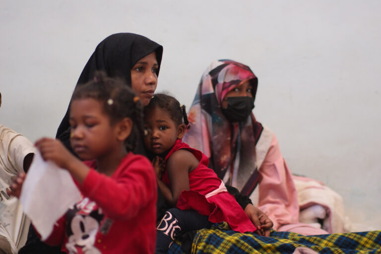 “Ανατριχιαστική διολίσθηση” με αφορμή το μεταναστευτικό: Κάλυψη από ΕΕ, «θύελλα» στη Βουλή για την τρίμηνη αναστολή εξέτασης ασύλου