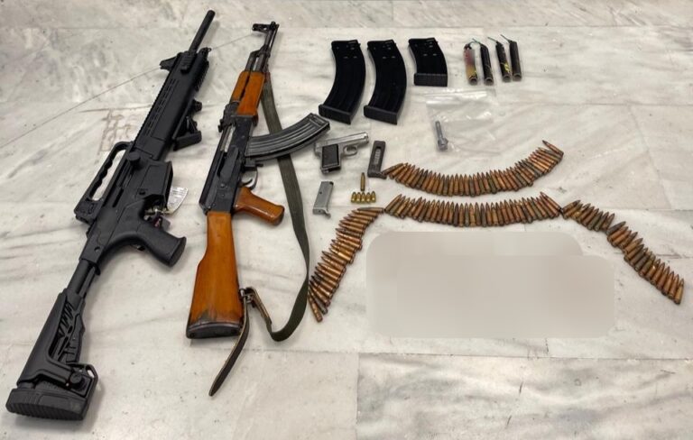 Οπλοστάσιο και καταγγελίες για ζωοκλοπή: Σύλληψη 25χρονου στα Σφακιά με καλάσνικοφ, πιστόλι και φυσίγγια