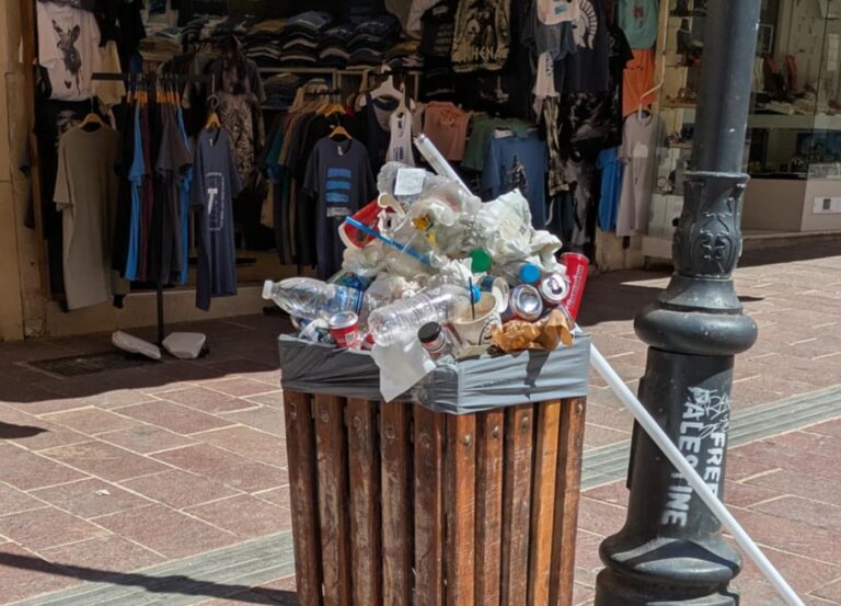 Αγνόησαν την έκκληση του Δήμου για τα ακουπίδια εν μέσω Καύσωνα – Εικόνες ντροπής στην Οδό Χάληδων