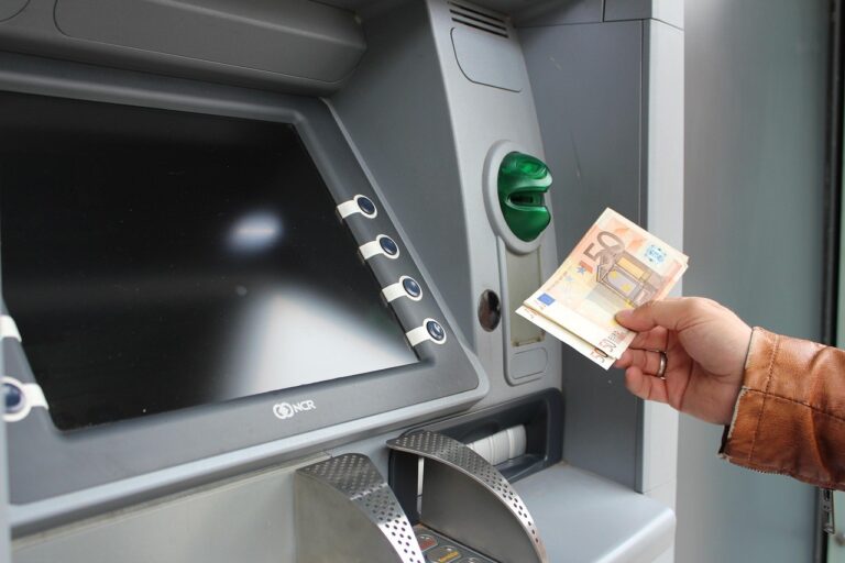 Σφοδρά «πυρά» για τις χρεώσεις σε ATM – «Δεν θα ανοίξει παράθυρο χρεώσεων» απαντά η κυβέρνηση