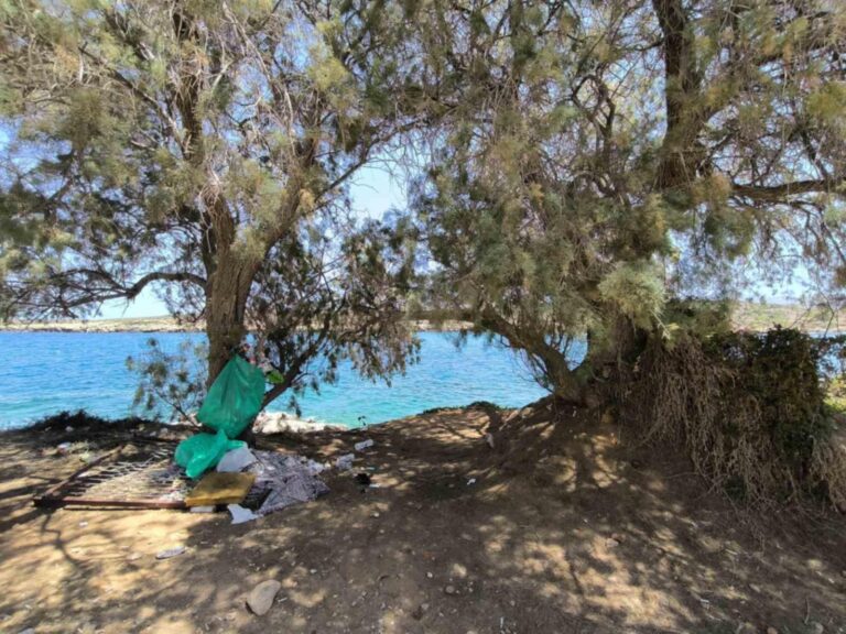 Έκαναν χωματερή δίπλα στη θάλασσα στον Άγιο Ονούφριο | Φωτός