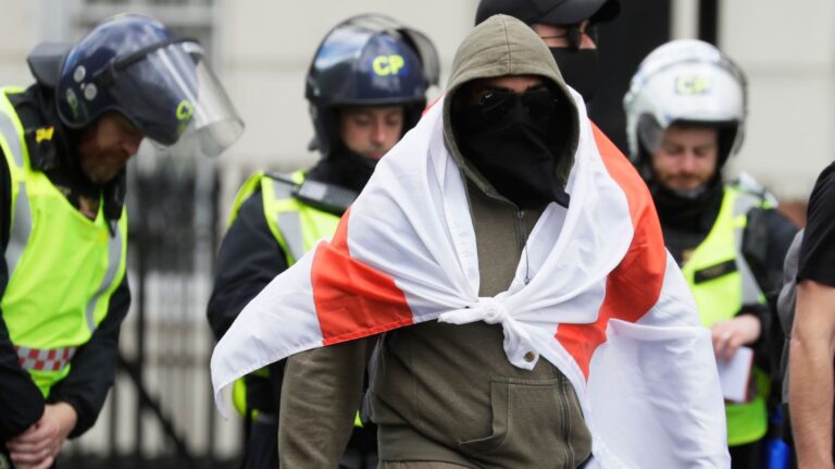 Νύχτα ταραχών από ακροδεξιούς στη Βρετανία: Νέα επεισόδια σε διαδήλωση έξω από ξενοδοχείο όπου διαμένουν αιτούντες άσυλο