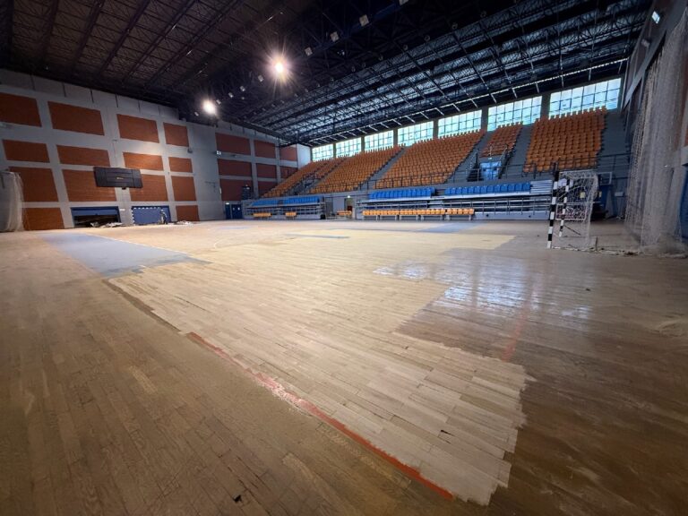 Προς ολοκλήρωση οι εργασίες αποκατάστασης του αγωνιστικού χώρου στο Κλειστό Γυμναστήριο Κλαδισού